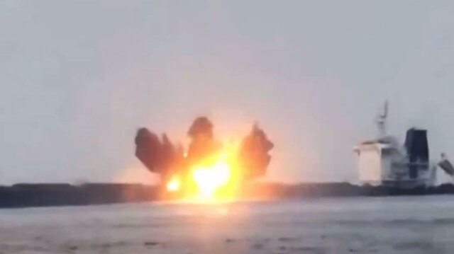 Δείτε βίντεο: Η στιγμή που οι Χούτι χτύπησαν με θαλάσσιο drone το ελληνόκτητο πλοίο Tutor