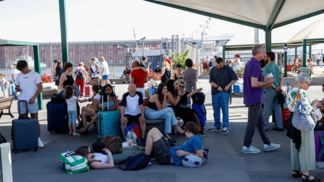 Κάπρι: Μπλόκο στους τουρίστες λόγω λειψυδρίας - Ουρές στα εκδοτήρια εισιτηρίων στα λιμάνια (φωτογραφίες)