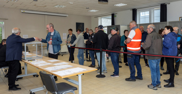 Γαλλία: Θρίλερ με τις βουλευτικές έδρες μετά την απόσυρση υποψηφίων σε 218 περιφέρειες υπέρ των αντιπάλων της Λεπέν