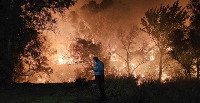 Βίντεο: Μεγάλη πυρκαγιά στη λεωφόρο Καραμανλή στις Αχαρνές, καίγονται εγκαταστάσεις – Ήχησε το 112