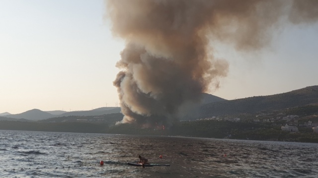 Πυρκαγιά κοντά σε τουριστική λουτρόπολη της Κροατίας - Δείτε βίντεο