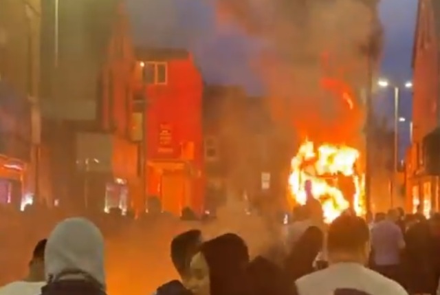 Βρετανία: Σκηνές χάους στο Λιντς - Διαδηλωτές έκαψαν λεωφορείο και αναποδογύρισαν ένα περιπολικό