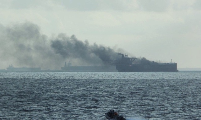 Σιγκαπούρη: Στις φλόγες δύο μεγάλα δεξαμενόπλοια - Διασώθηκαν δύο ναυτικοί