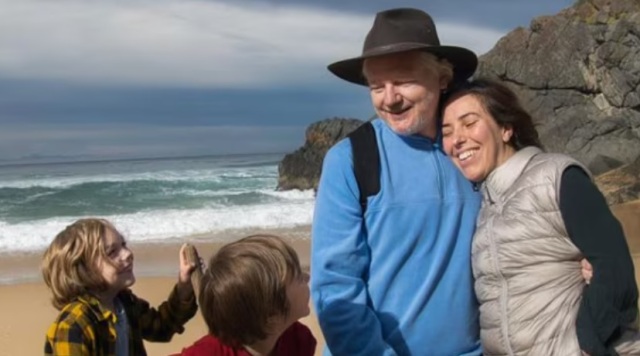 Τζούλιαν Ασάνζ: Απολαμβάνει την ελευθερία του – Η φωτογραφία με τη σύζυγο και τα παιδιά του σε παραλία της Αυστραλίας