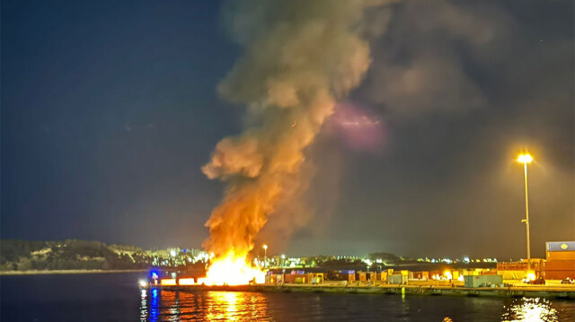 Φωτιά σε εμπορευματοκιβώτιο με επικίνδυνα υλικά στο λιμάνι του Πειραιά – Δείτε βίντεο από την κατάσβεση