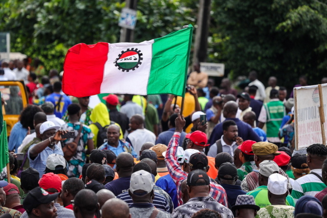 Η Νιγηρία διπλασιάζει τον κατώτερο μισθό, αλλά ζητά να μην γίνουν διαδηλώσεις για το κόστος ζωής