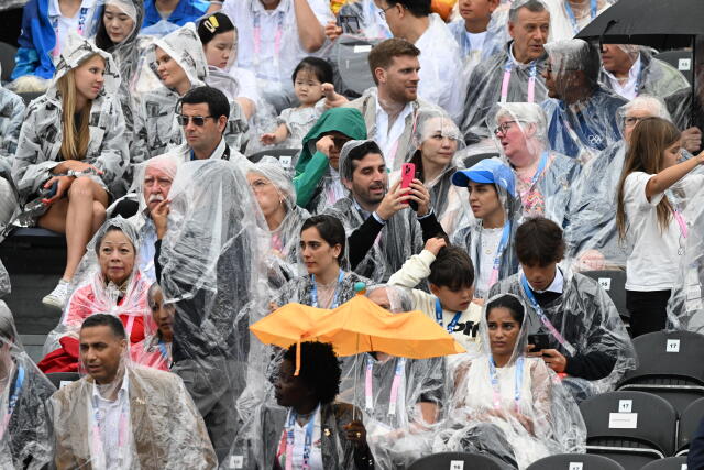 Υπό βροχή ηγέτες και αρχηγοί κρατών παρακολούθησαν την τελετή έναρξης των Ολυμπιακών Αγώνων στο Παρίσι – Φωτογραφίες