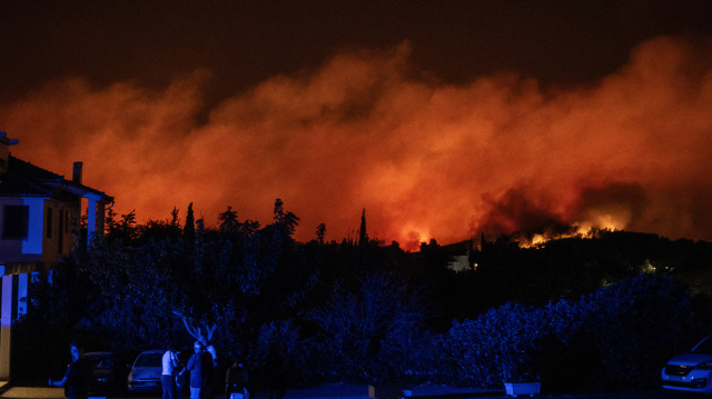 Φωτιά στην Αττική: Εξασθενημένοι οι άνεμοι τη νύχτα, μάχη με επίγειες δυνάμεις – Προσοχή τα ξημερώματα, λέει ο Κολυδάς