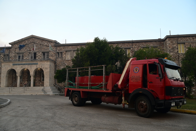 Φωτιά στην Αττική: 32 παιδιά μεταφέρθηκαν από το Κέντρο Προστασίας Πεντέλης στο Ίλιον