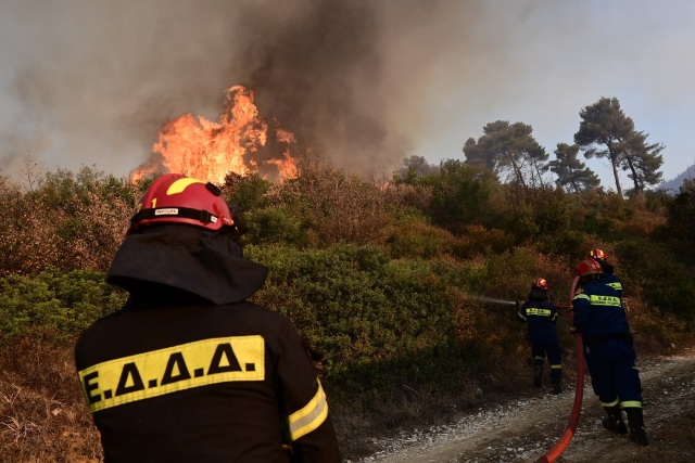 Φωτιά στην Αττική: Δύσκολες ώρες μέχρι τις 15:00 λόγω των ανέμων – Δείτε χάρτες