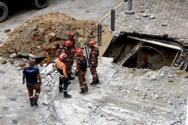 Μαλαισία: Γυναίκα εξαφανίστηκε μέσα σε τρύπα που άνοιξε στο κέντρο της Κουάλα Λουμπούρ