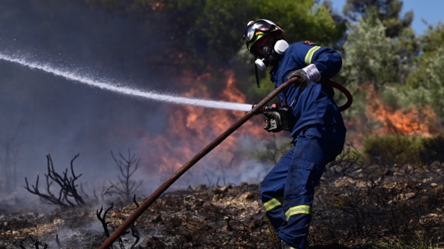 Νέα Μάκρη: Το κατέστρεψαν το παιδάκι εκεί που το βάζουν, λέει η θεία του 16χρονου που προφυλακίστηκε για εμπρησμό