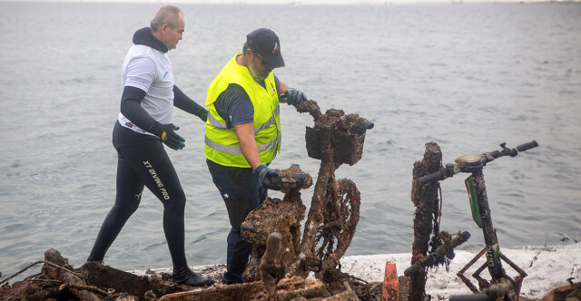 Δύτες καθάρισαν τον Θερμαϊκό και βρήκαν στον βυθό του από πατίνια, ποδήλατα μέχρι… μηχανάκι! – Δείτε φωτογραφίες