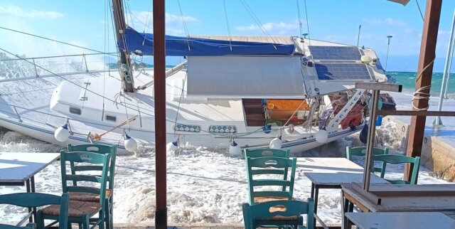 Ισχυροί άνεμοι προκάλεσαν ζημιές σε σκάφη και καταστήματα στη Μαγνησία – Δείτε φωτογραφίες