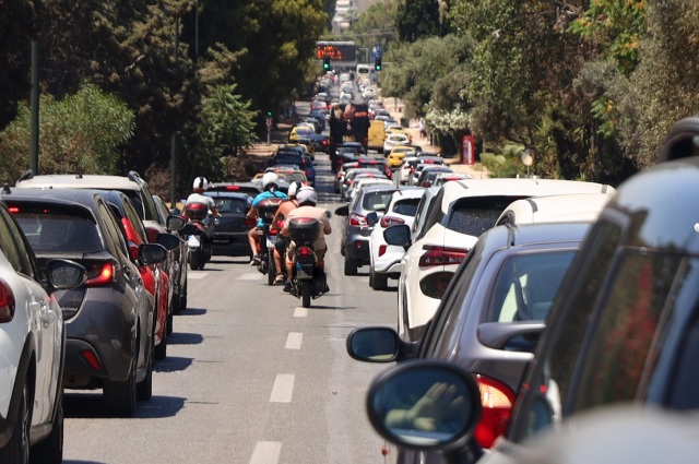 Κίνηση στους δρόμους:  Καθυστερήσεις έως 30΄ στην Αττική Οδό – Μεγάλη ταλαιπωρία σε Κηφισό και κεντρικές λεωφόρους