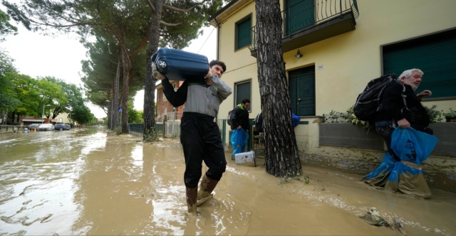 Νεκρός ένας πυροσβέστης στην Ιταλία εξαιτίας της κακοκαιρίας – Υπερχείλισε ο ποταμός στην Εμίλια Ρομάνια (βίντεο)