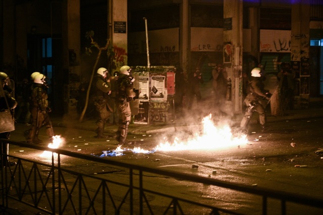 Εξάρχεια: Επίθεση κουκολοφόρων κατά αστυνομικών με μολότοφ