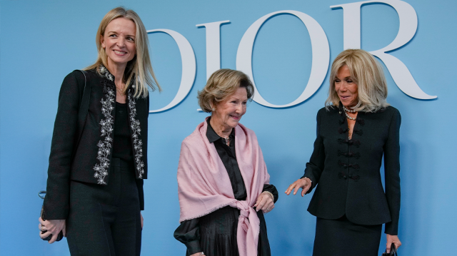 Επίδειξη μόδας Dior: Η «Πρώτη Κυρία» της Γαλλίας και η βασίλισσα Σόνια της Νορβηγίας έδωσαν το «παρών»