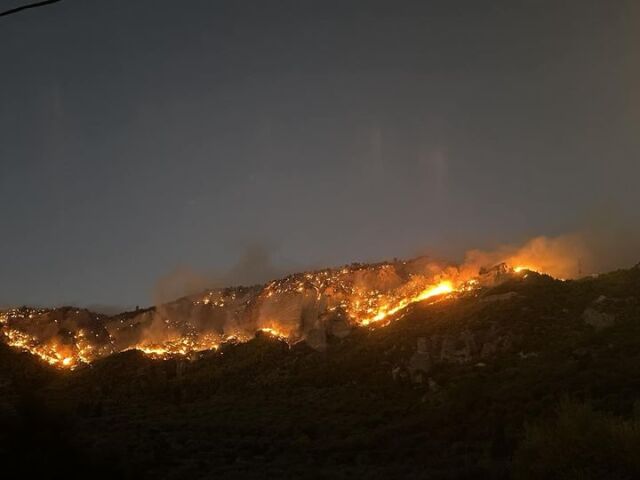 Κλειστά θα παραμείνουν και αύριο όλα τα σχολεία στο Ξυλόκαστρο λόγω της φωτιάς