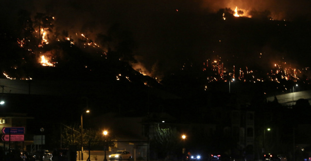 Φωτιά στην Κορινθία: Κάηκαν σπίτια, έκλεισε η Κορίνθου-Πατρών στο ύψος του Δερβενίου, συγκλονιστικά βίντεο