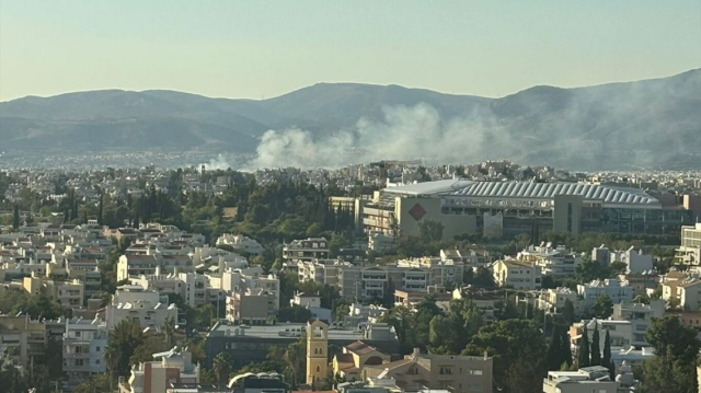 Υπό έλεγχο μερικό τέθηκε η φωτιά σε ξερόχορτα στη λεωφόρο Δημοκρατίας στο δήμο Αχαρνών