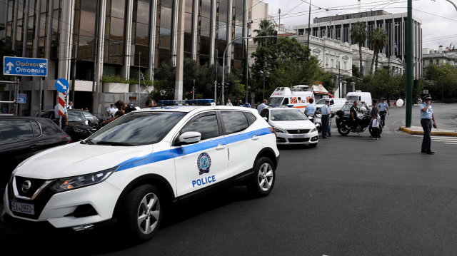 Λήξη του συναγερμού για την ύποπτη βαλίτσα στο Σύνταγμα – Εκκενώθηκε το υπουργείο Οικονομικών, αποκαταστάθηκε η κυκλοφορία