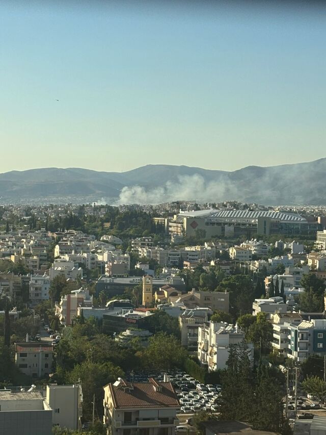 Φωτιά σε ξερόχορτα στη λ.Δημοκρατίας στο δήμο Αχαρνών