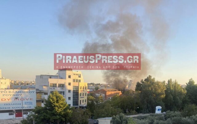 Mεγάλη φωτιά σε εγκαταλελειμμένο κτίριο κοντά στο Γενικό Κρατικό της Νίκαιας – Δείτε φωτογραφίες