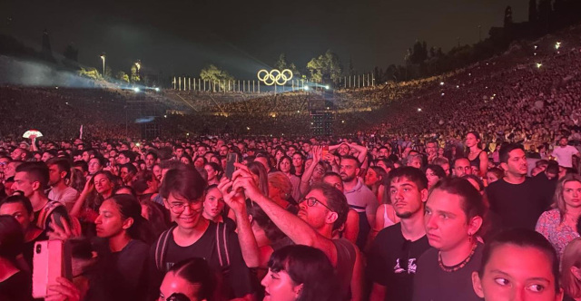 Τέμπη: Πλήθος κόσμου στο Καλλιμάρμαρο για τη μεγάλη συναυλία  – Δείτε βίντεο και φωτογραφίες