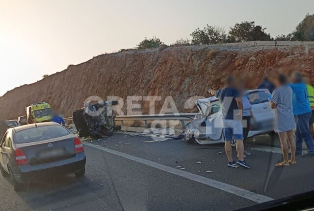 Κρήτη: Μία νεκρή έπειτα από σφοδρή μετωπική σύγκρουση οχημάτων στον ΒΟΑΚ – Δείτε φωτογραφίες