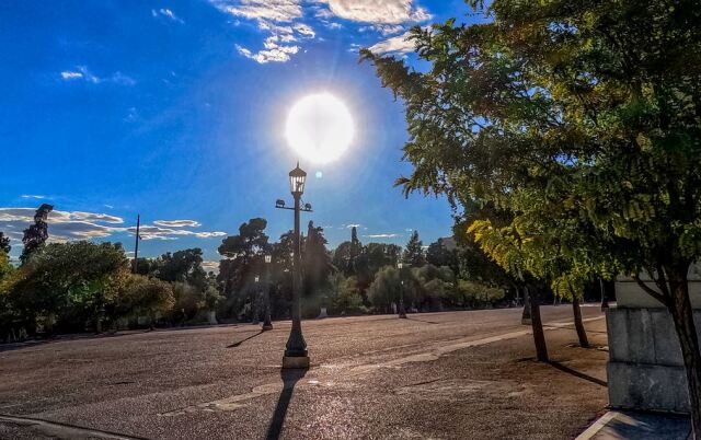 Καιρός: Τους 34°C βαθμούς άγγιξε ο υδράργυρος – Μικρή πτώση της θερμοκρασίας την Κυριακή