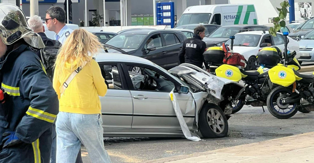 Άνοιξε η Βουλιαγμένης προς Αθήνα, στο ύψος της Γλυφάδας, μετά το τροχαίο με δύο τραυματίες - Δείτε φωτογραφίες