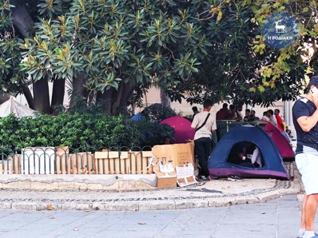 Ρόδος: Αναστάτωση από εκατοντάδες μετανάστες στους δρόμους - Ανεπαρκής ο καταυλισμός στο λιμάνι λένε οι αστυνομικοί