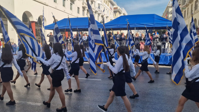 Η μαθητική παρέλαση για την 28η Οκτωβρίου στη Θεσσαλονίκη – Δείτε φωτογραφίες και βίντεο