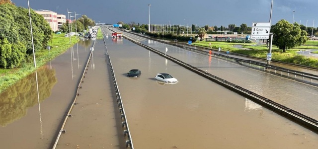 Πλημμύρες – Ισπανία: Σε κόκκινο συναγερμό λόγω καταιγίδας η Βαρκελώνη – Πλημμύρισε το αεροδρόμιο