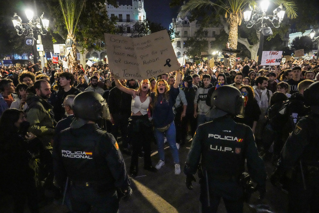 Καζάνι που βράζει η Βαλένθια – Συνεχίζονται οι διαδηλώσεις, χιλιάδες κάτοικοι ζητούν παραιτήσεις μετά τις φονικές πλημμύρες