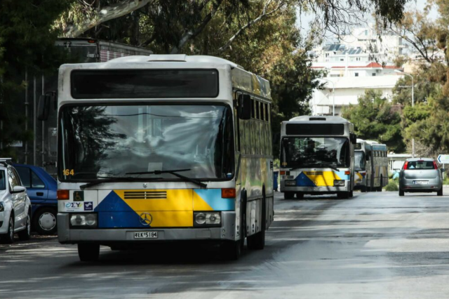 Νίκαια: Λεωφορείο συγκρούστηκε με ΙΧ και έπεσε σε σταθμευμένα αυτοκίνητα