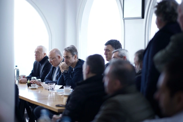 Μητσοτάκης από Σαντορίνη: Όλος ο κρατικός μηχανισμός έχει κινητοποιηθεί - Μην αναπαράγουμε σενάρια καταστροφής