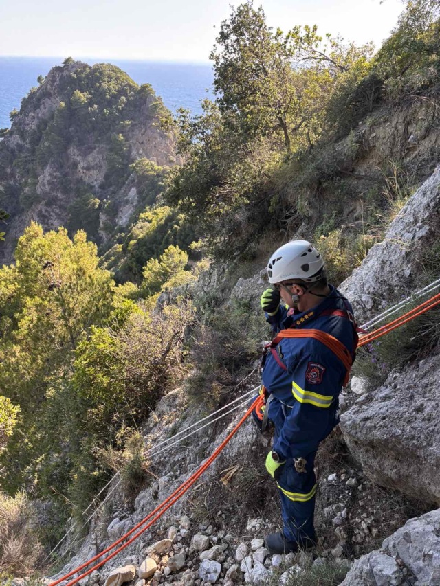 Καρέ - καρέ η διάσωση τουρίστριας που έπεσε σε γκρεμό στην Κέρκυρα, δείτε βίντεο