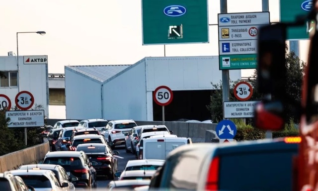 Τροχαίο ατύχημα στην Αττική Οδό, στο ύψος Πεντέλης - Καθυστερήσεις στο ρεύμα προς Ελευσίνα