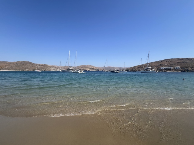 Περιβαλλοντική υποβάθμιση στην Κολώνα Κύθνου – Σκάφη αγκυροβολούν σε απόσταση αναπνοής από τους λουόμενους