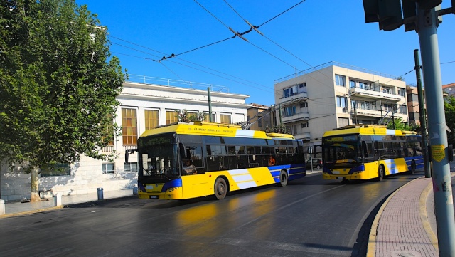 Αντίδραση σε όλα - Ακόμα και στα τρόλεϊ...