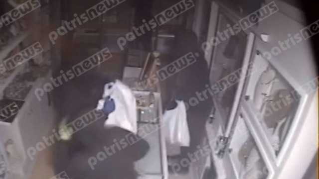 Αμαλιάδα: Μέσα σε ένα λεπτό «άδειασαν» το κοσμηματοπωλείο - Δείτε βίντεο