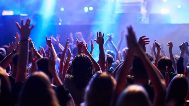 &Epsilon;&lambda;&beta;&epsilon;&tau;ί&alpha;: &Epsilon;&pi;&iota;&tau;&rho;έ&pi;&epsilon;&tau;&alpha;&iota; &eta; &epsilon;ί&sigma;&omicron;&delta;&omicron;&sigmaf; &alpha;&nu;&eta;&lambda;ί&kappa;&omega;&nu; &sigma;&epsilon; &mu;&pi;&alpha;&rho; - club;