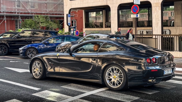 &Epsilon;&lambda;&lambda;ά&delta;&alpha;: &Beta;&gamma;ά&zeta;&omicron;&upsilon;&nu; &sigma;&epsilon; &pi;&lambda;&epsilon;&iota;&sigma;&tau;&eta;&rho;&iota;&alpha;&sigma;&mu;ό &tau;&eta;&nu; Ferrari &tau;&omicron;&upsilon;