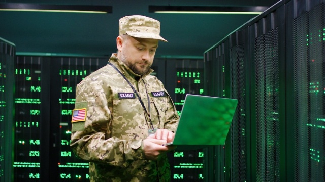 &Pi;ό&lambda;&epsilon;&mu;&omicron;&sigmaf; &sigma;&tau;&omicron; &Iota;&rho;ά&nu;: &Pi;&alpha;&rho;ά &tau;&omicron; ό&chi;&iota; &Tau;&rho;ά&mu;&pi;, AI &omicron;&iota; &beta;&omicron;&mu;&beta;&alpha;&rho;&delta;&iota;&sigma;&mu;&omicron;ί &tau;&omega;&nu; &Eta;&Pi;&Alpha;