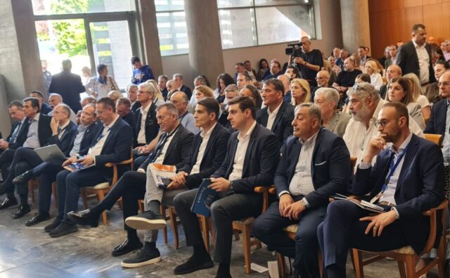 &Upsilon;&pi;&omicron;&upsilon;&rho;&gamma;&epsilon;ί&omicron; &Alpha;&theta;&lambda;&eta;&tau;&iota;&sigma;&mu;&omicron;ύ: &Pi;&alpha;&rho;&omicron;&upsilon;&sigma;&iota;ά&sigma;&tau;&eta;&kappa;&epsilon; &alpha;&pi;ό &tau;&omicron;&nu; &Gamma;&iota;ά&nu;&nu;&eta; &Beta;&rho;&omicron;ύ&tau;&sigma;&eta; &sigma;&tau;&eta; &Theta;&epsilon;&sigma;&sigma;&alpha;&lambda;&omicron;&nu;ί&kappa;&eta; &eta; 3&eta; &epsilon;&tau;ή&sigma;&iota;&alpha; Έ&kappa;&theta;&epsilon;&sigma;&eta; e-Kouros