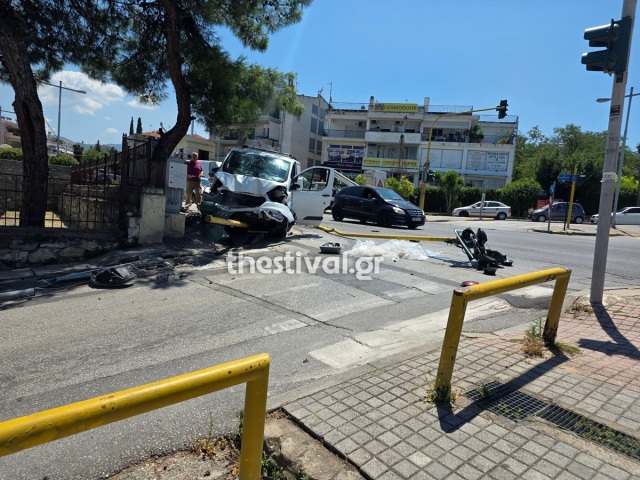 ΣΟΒΑΡΟ ΤΡΟΧΑΙΟ ΣΤΗΝ ΠΥΛΑΙΑ: ΦΟΡΤΗΓΟ ΕΧΑΣΕ ΤΑ ΦΡΕΝΑ ΤΟΥ ΚΑΙ ΚΑΡΦΩΘΗΚΕ ΣΕ ΒΑΝΑΚΙ ΠΟΥ ΠΡΟΣΕΚΡΟΥΣΕ ΣΕ ΦΑΝΑΡΙ, ΔΕΙΤΕ ΦΩΤΟΓΡΑΦΙΕΣ