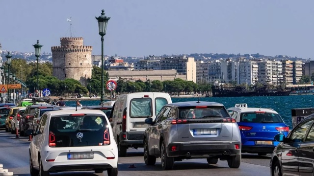 Τοποθετούν έξυπνες πινακίδες με ραντάρ έξω από σχολεία