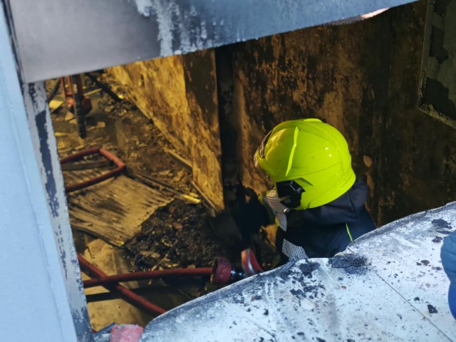 Φωτιά σε υπόγειο διαμέρισμα πολυκατοικίας στα Σεπόλια, στο νοσοκομείο ένας 28χρονος που εισέπνευσε καπνό